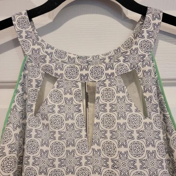 NWT Skies Are Blue Keyhole Top - Picture 2 of 5